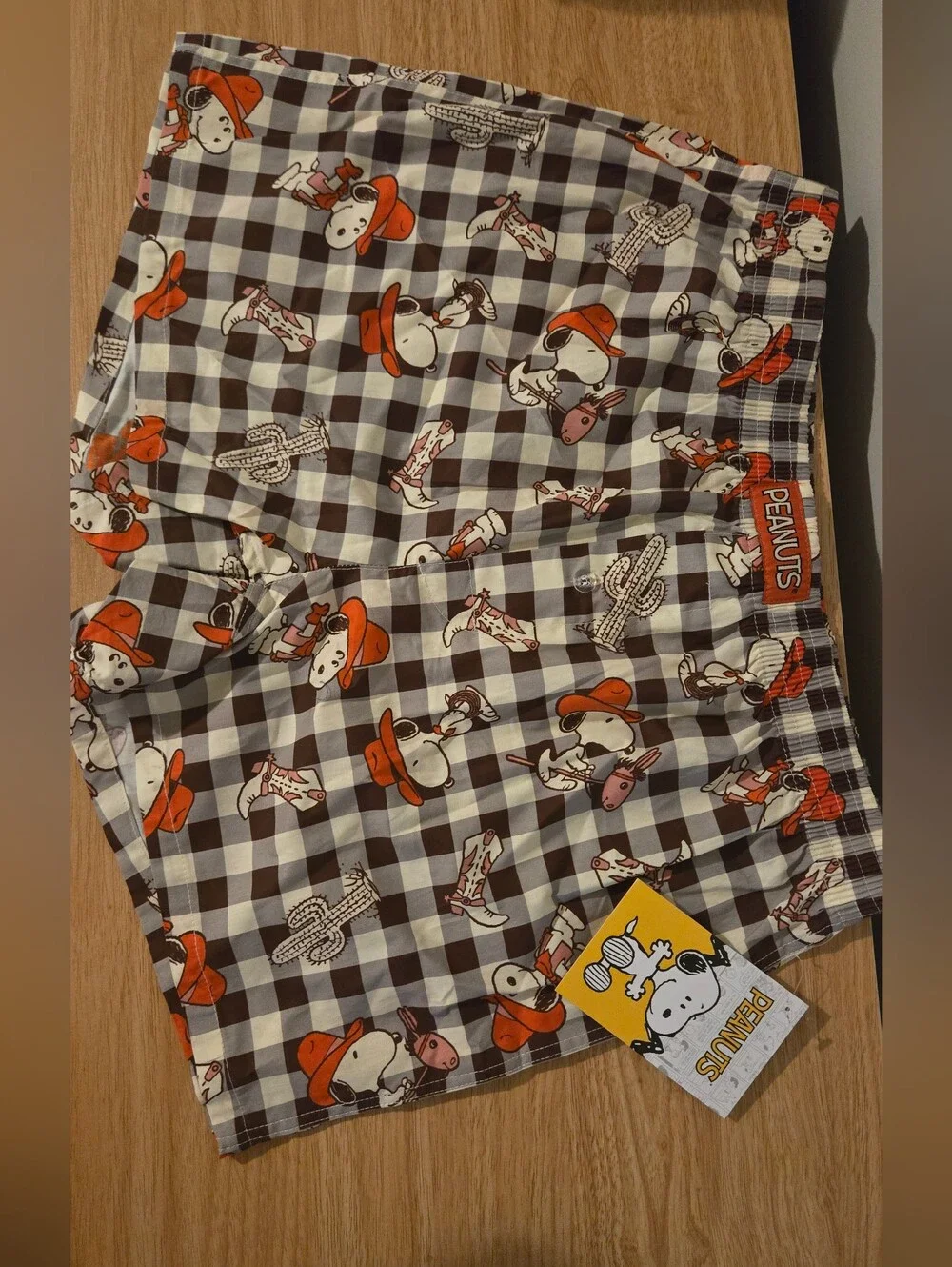 Peanuts branded check snoopy